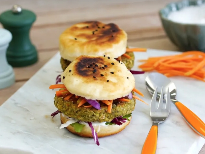 🍔 VEGGIE BURGER MÍT NON KÈM BÁNH NAAN – GIẢI PHÁP ĂN CHAY HIỆN ĐẠI